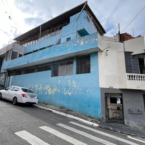 Casa à venda com 200m², 7 quartos e 5 vagas Casa à venda com 200m², 7 quartos e 5 vagasFachada