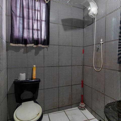 Casa à venda com 200m², 7 quartos e 5 vagas Casa à venda com 200m², 7 quartos e 5 vagasEdícula - Banheiro
