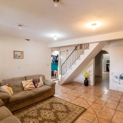 Casa à venda com 200m², 7 quartos e 5 vagas Casa à venda com 200m², 7 quartos e 5 vagasSala