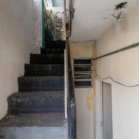 Casa à venda com 200m², 7 quartos e 5 vagas Casa à venda com 200m², 7 quartos e 5 vagasEscada