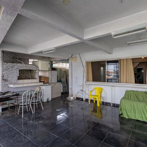 Casa à venda com 200m², 7 quartos e 5 vagas Casa à venda com 200m², 7 quartos e 5 vagasVaranda