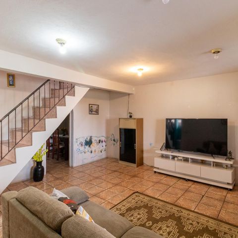 Casa à venda com 200m², 7 quartos e 5 vagas Casa à venda com 200m², 7 quartos e 5 vagasSala