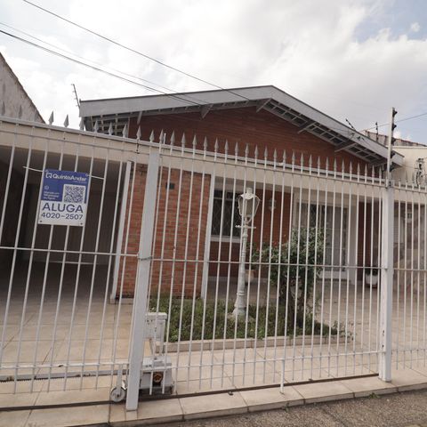 Casa para alugar com 180m², 3 quartos e 2 vagas Casa para alugar com 180m², 3 quartos e 2 vagasFachada