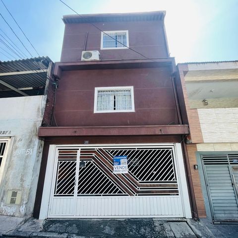 Casa à venda com 80m², 2 quartos e 1 vaga Casa à venda com 80m², 2 quartos e 1 vagaPlaca instalada na fachada do imovel