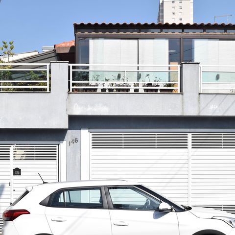 Casa à venda com 252m², 4 quartos e 3 vagas Casa à venda com 252m², 4 quartos e 3 vagasFachada