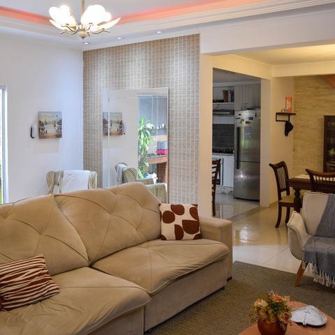 Casa à venda com 252m², 4 quartos e 3 vagas Casa à venda com 252m², 4 quartos e 3 vagasSala