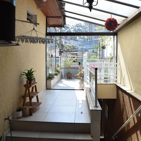 Casa à venda com 252m², 4 quartos e 3 vagas Casa à venda com 252m², 4 quartos e 3 vagasÁrea comum