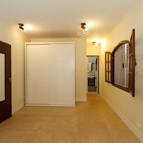 Casa à venda com 280m², 4 quartos e 2 vagasSuíte
