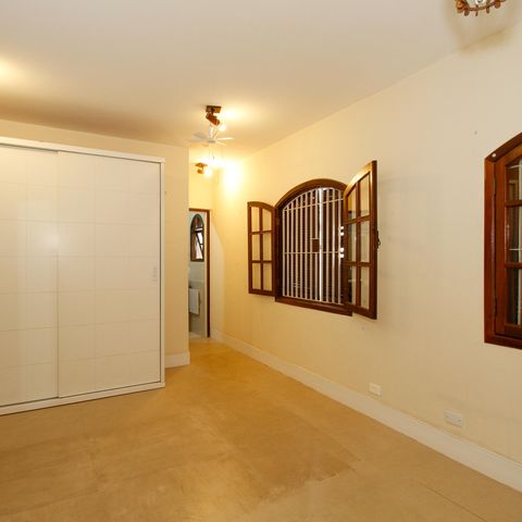 Casa à venda com 280m², 4 quartos e 2 vagasSuíte