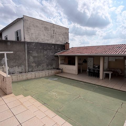 Casa à venda com 242m², 5 quartos e 4 vagas Casa à venda com 242m², 5 quartos e 4 vagasÁrea externa