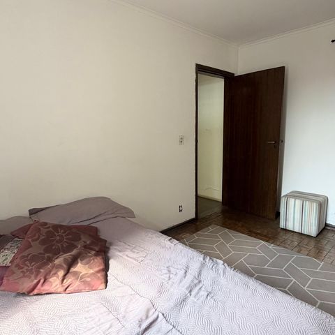 Casa à venda com 242m², 5 quartos e 4 vagas Casa à venda com 242m², 5 quartos e 4 vagasQuarto 4