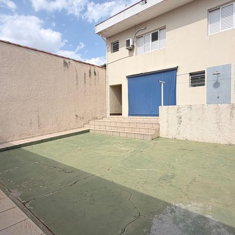 Casa à venda com 242m², 5 quartos e 4 vagas Casa à venda com 242m², 5 quartos e 4 vagasÁrea externa