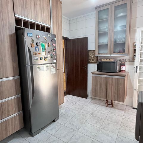 Casa à venda com 242m², 5 quartos e 4 vagas Casa à venda com 242m², 5 quartos e 4 vagasCozinha