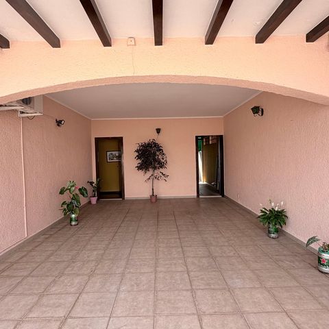 Casa à venda com 242m², 5 quartos e 4 vagas Casa à venda com 242m², 5 quartos e 4 vagasGaragem