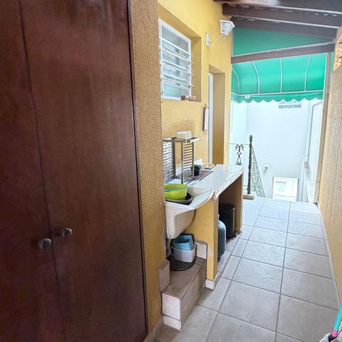 Casa à venda com 242m², 5 quartos e 4 vagas Casa à venda com 242m², 5 quartos e 4 vagasCorredor