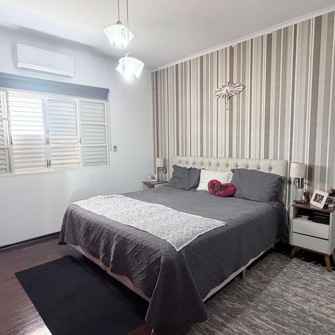 Casa à venda com 242m², 5 quartos e 4 vagas Casa à venda com 242m², 5 quartos e 4 vagasSuíte