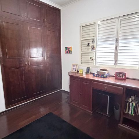 Casa à venda com 242m², 5 quartos e 4 vagas Casa à venda com 242m², 5 quartos e 4 vagasQuarto 3