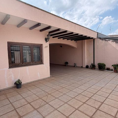 Casa à venda com 242m², 5 quartos e 4 vagas Casa à venda com 242m², 5 quartos e 4 vagasGaragem