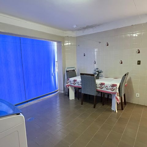 Casa à venda com 242m², 5 quartos e 4 vagas Casa à venda com 242m², 5 quartos e 4 vagasÁrea de Serviço