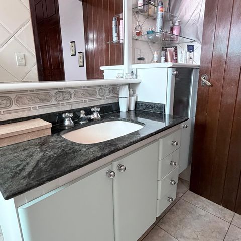 Casa à venda com 242m², 5 quartos e 4 vagas Casa à venda com 242m², 5 quartos e 4 vagasBanheiro da Suíte