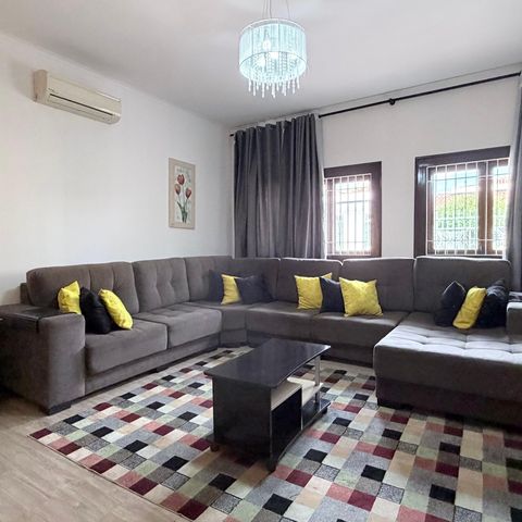Casa à venda com 242m², 5 quartos e 4 vagas Casa à venda com 242m², 5 quartos e 4 vagasSala