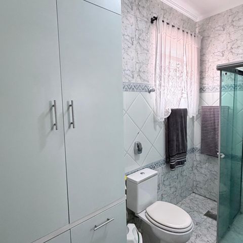 Casa à venda com 242m², 5 quartos e 4 vagas Casa à venda com 242m², 5 quartos e 4 vagasBanheiro