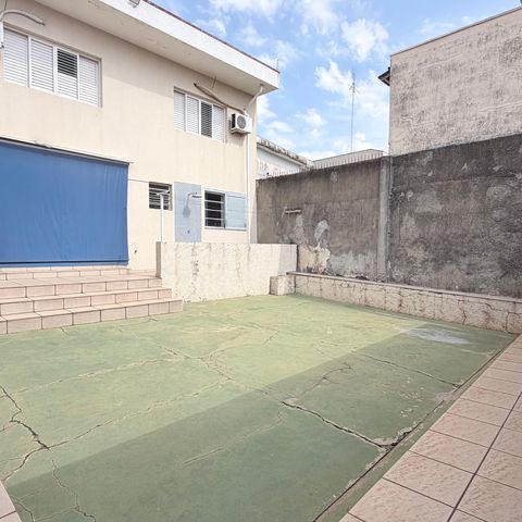 Casa à venda com 242m², 5 quartos e 4 vagas Casa à venda com 242m², 5 quartos e 4 vagasÁrea externa