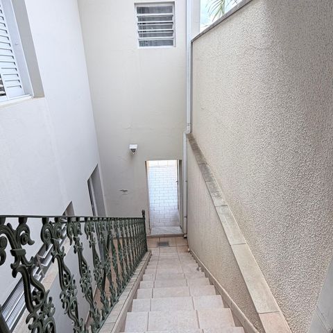 Casa à venda com 242m², 5 quartos e 4 vagas Casa à venda com 242m², 5 quartos e 4 vagasEscada