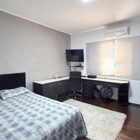 Casa à venda com 242m², 5 quartos e 4 vagas Casa à venda com 242m², 5 quartos e 4 vagasQuarto 2
