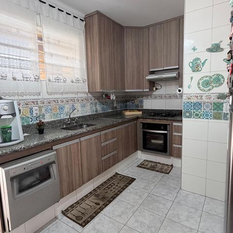 Casa à venda com 242m², 5 quartos e 4 vagas Casa à venda com 242m², 5 quartos e 4 vagasCozinha