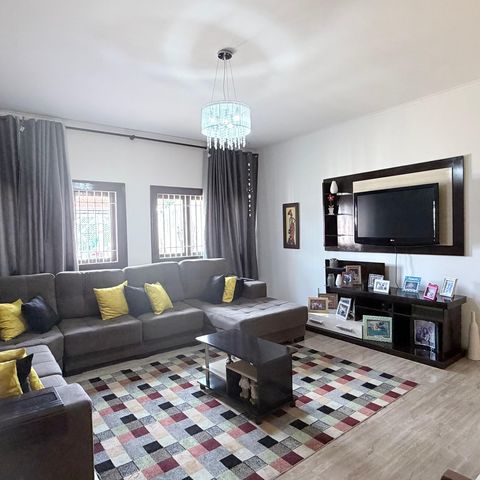 Casa à venda com 242m², 5 quartos e 4 vagas Casa à venda com 242m², 5 quartos e 4 vagasSala