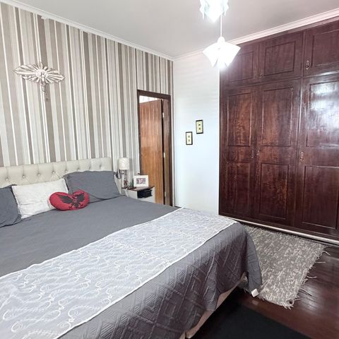 Casa à venda com 242m², 5 quartos e 4 vagas Casa à venda com 242m², 5 quartos e 4 vagasSuíte