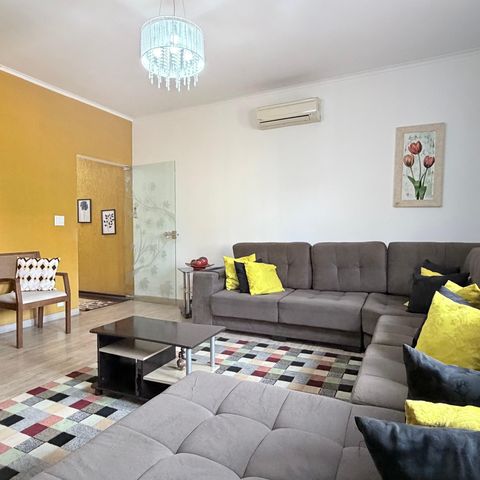 Casa à venda com 242m², 5 quartos e 4 vagas Casa à venda com 242m², 5 quartos e 4 vagasSala