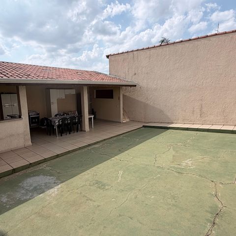 Casa à venda com 242m², 5 quartos e 4 vagas Casa à venda com 242m², 5 quartos e 4 vagasÁrea externa