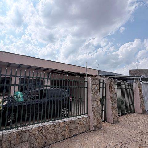 Casa à venda com 242m², 5 quartos e 4 vagas Casa à venda com 242m², 5 quartos e 4 vagasFachada