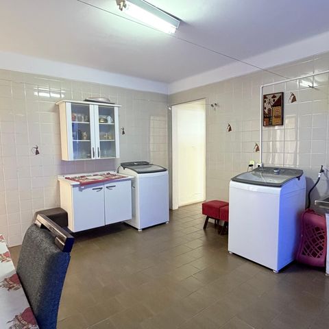 Casa à venda com 242m², 5 quartos e 4 vagas Casa à venda com 242m², 5 quartos e 4 vagasÁrea de Serviço