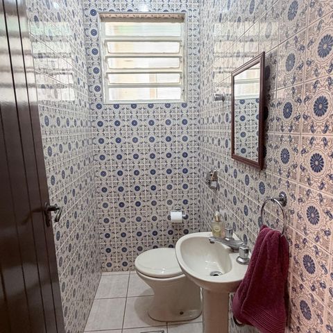 Casa à venda com 242m², 5 quartos e 4 vagas Casa à venda com 242m², 5 quartos e 4 vagasLavabo