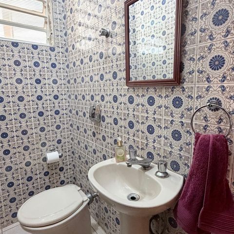 Casa à venda com 242m², 5 quartos e 4 vagas Casa à venda com 242m², 5 quartos e 4 vagasLavabo