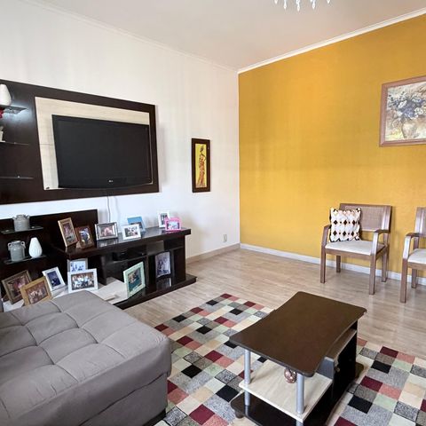Casa à venda com 242m², 5 quartos e 4 vagas Casa à venda com 242m², 5 quartos e 4 vagasSala