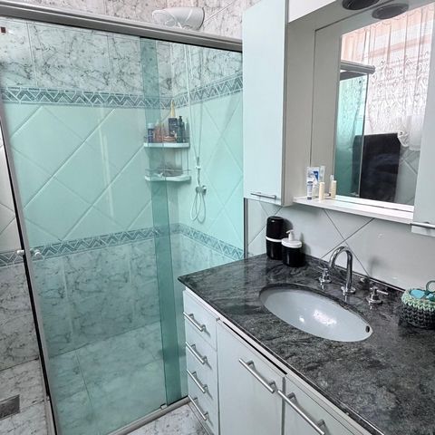 Casa à venda com 242m², 5 quartos e 4 vagas Casa à venda com 242m², 5 quartos e 4 vagasBanheiro
