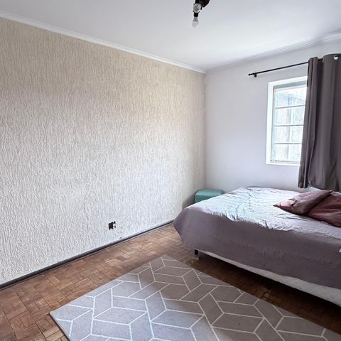 Casa à venda com 242m², 5 quartos e 4 vagas Casa à venda com 242m², 5 quartos e 4 vagasQuarto 4