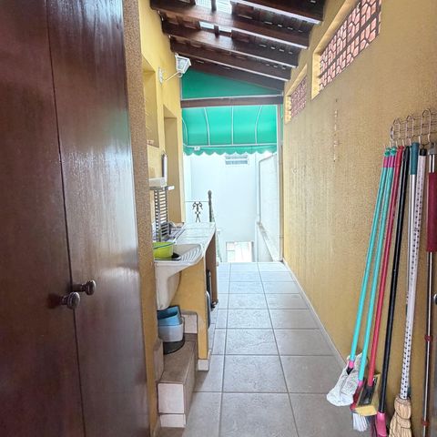 Casa à venda com 242m², 5 quartos e 4 vagas Casa à venda com 242m², 5 quartos e 4 vagasCorredor