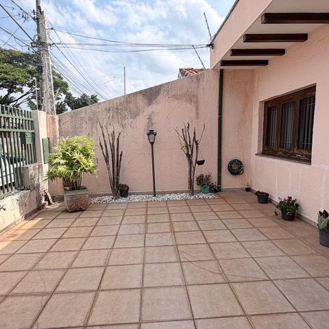 Casa à venda com 242m², 5 quartos e 4 vagas Casa à venda com 242m², 5 quartos e 4 vagasGaragem