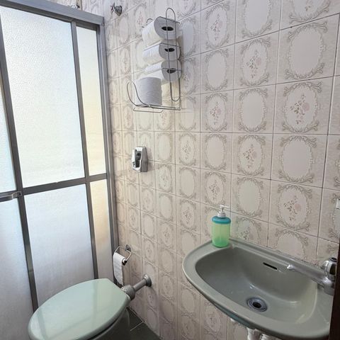 Casa à venda com 242m², 5 quartos e 4 vagas Casa à venda com 242m², 5 quartos e 4 vagasBanheiro