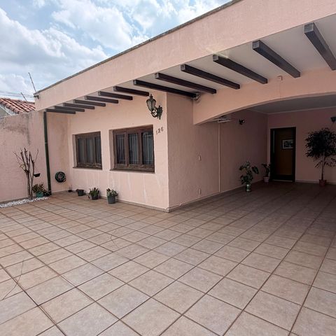Casa à venda com 242m², 5 quartos e 4 vagas Casa à venda com 242m², 5 quartos e 4 vagasGaragem