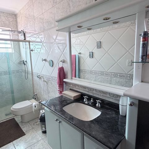 Casa à venda com 242m², 5 quartos e 4 vagas Casa à venda com 242m², 5 quartos e 4 vagasBanheiro da Suíte