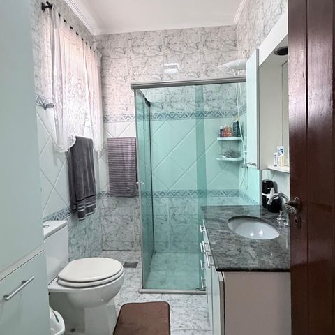 Casa à venda com 242m², 5 quartos e 4 vagas Casa à venda com 242m², 5 quartos e 4 vagasBanheiro