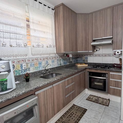 Casa à venda com 242m², 5 quartos e 4 vagas Casa à venda com 242m², 5 quartos e 4 vagasCozinha