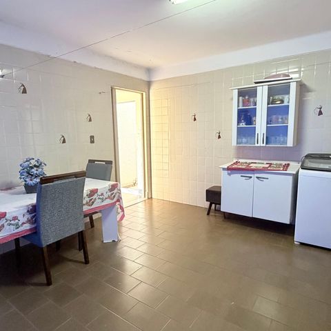 Casa à venda com 242m², 5 quartos e 4 vagas Casa à venda com 242m², 5 quartos e 4 vagasÁrea de Serviço
