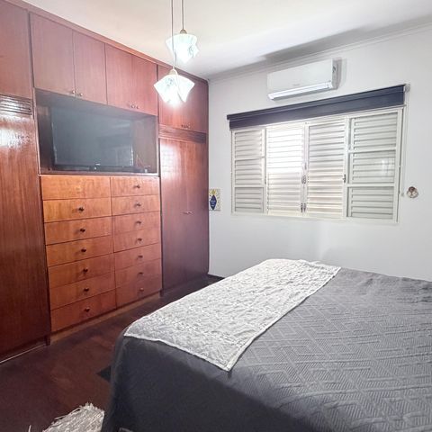 Casa à venda com 242m², 5 quartos e 4 vagas Casa à venda com 242m², 5 quartos e 4 vagasSuíte